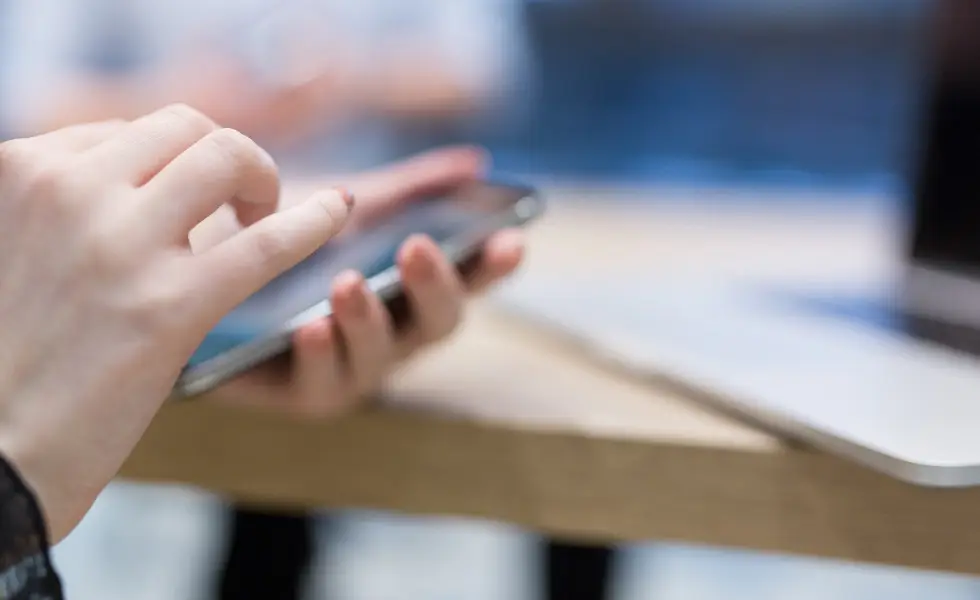 La soledad en la era digital: conectados, pero más solos que nunca