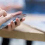 La soledad en la era digital: conectados, pero más solos que nunca